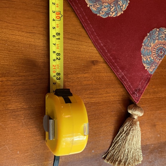 Rich red table runner with Asian motifs, gold tassels - Picture 5 of 5